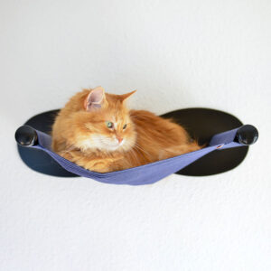 Rückzugsorte für Katzen - Katzenhängematte in Schwarz mit darin liegender Katze von MinouTierliebe®