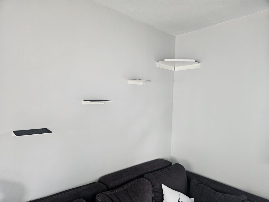 Montierte Katzenkletterwand mit Eckplatte und Wandstufen groß von MinouTierliebe®