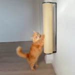 Zufriedene Katze kratzt an schwarzer Kratzsäule von MinouTierliebe®