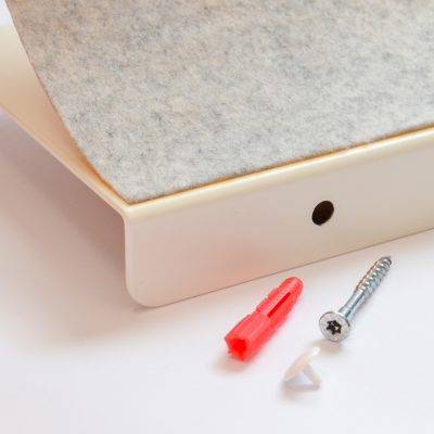 Produktansicht von weißer Kletterstufe mit Montagematerial von MinouTierliebe®